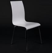 Chaise design 'Léa' en bois blanc avec 4 pieds chromé