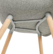 Chaise design scandinave à accoudoirs 'Kolor' en tissu gris avec 4 pieds en bois naturel
