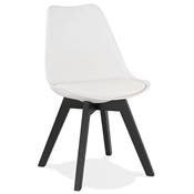 Chaise design 'Blackstad' blanche avec 4 pieds en bois noir