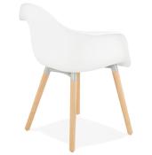 Chaise design scandinave à accoudoirs 'Suedsën' blanche avec 4 pieds en bois naturel