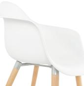 Chaise design scandinave à accoudoirs 'Suedsën' blanche avec 4 pieds en bois naturel