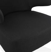 Fauteuil lounge design à accoudoirs 'COBBE' en tissu noir pieds en bois naturel
