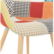 Chaise design scandinave à accoudoirs 'Kolor' en tissu patchwork avec 4 pieds en bois naturel