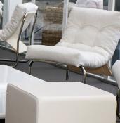 Fauteuil lounge 'Capiton' blanc pieds en métal chromé