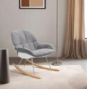 Fauteuil à bascule design scandinave à accoudoirs 'Cozy' tissu gris clair pieds bois métal chromé