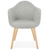 Chaise design scandinave à accoudoirs 'Kolor' en tissu gris avec 4 pieds en bois naturel