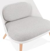 Fauteuil lounge design de style scandinave 'LUKE' assise en tissu gris, structure blanche et pieds en bois naturel