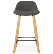 Tabouret de snack mi-hauteur design scandinave 'Skala' en tissu gris pieds tréteaux bois dossier bas