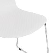 Chaise design empilable 'Style' blanche pieds tréteaux en métal chromé