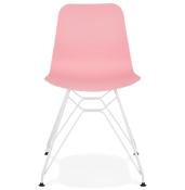 Chaise design 'Sländak White' rose avec 4 pieds en métal blanc