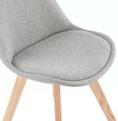 Chaise scandinave design 'Halmstad' en tissu gris clair avec 4 pieds en bois naturel