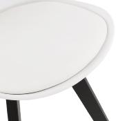 Chaise design 'Blackstad' blanche avec 4 pieds en bois noir