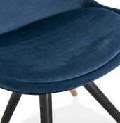 Chaise design 'Modena' en velours bleue avec 4 pieds en bois noir et métal brossé doré