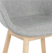 Chaise design à accoudoirs 'MAJESTY' en tissu gris clair et 4 pieds en bois naturel