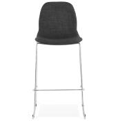 Tabouret de bar empilable design 'Verk' en tissu gris foncé avec 4 pieds en métal chromé et dossier haut