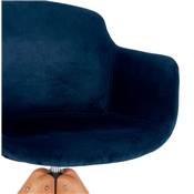 Chaise design de style scandinave à accoudoirs 'VOGAN' en velours bleu avec 4 pieds en bois naturel