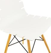 Chaise scandinave design 'Sjöbo' blanche avec 4 pieds en bois naturel et métal noir