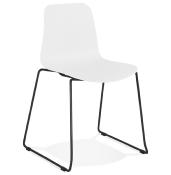 Chaise design empilable 'Style Black' blanche pieds tréteaux en métal noir