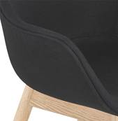 Chaise design à accoudoirs 'MAJESTY' en tissu noir et 4 pieds en bois naturel