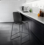 Tabouret de snack mi-hauteur empilable 'Great Mini' noir 4 pieds repose pieds métal dossier haut