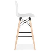 Tabouret de bar scandinave 'Slakwood' blanc 4 pieds bois et repose pieds en métal noir dossier haut