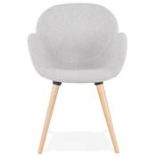 Chaise design scandinave à accoudoirs 'LOTUSTRÄ' en tissu gris claire avec 4 pieds en bois naturel