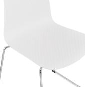 Chaise design empilable 'Style' blanche pieds tréteaux en métal chromé