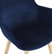 Chaise design à accoudoirs 'MAJESTY' en velours bleu et 4 pieds en bois naturel