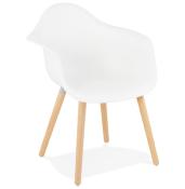 Chaise design scandinave à accoudoirs 'Suedsën' blanche avec 4 pieds en bois naturel