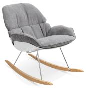 Fauteuil à bascule design scandinave à accoudoirs 'Cozy' tissu gris clair pieds bois métal chromé