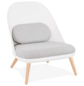Fauteuil lounge design de style scandinave 'LUKE' assise en tissu gris, structure blanche et pieds en bois naturel