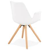 Chaise scandinave design à accoudoirs 'KUNG' blanche avec 4 pieds en bois naturel