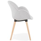 Chaise design scandinave à accoudoirs 'LOTUSTRÄ' en tissu gris claire avec 4 pieds en bois naturel