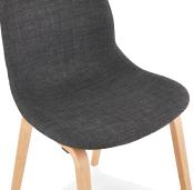 Chaise scandinave design 'Teknik Wood' en tissu gris foncé avec 4 pieds en bois naturel