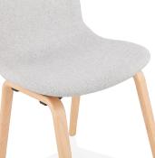 Chaise scandinave design 'Teknik Wood' en tissu gris clair avec 4 pieds en bois naturel