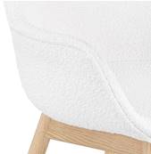 Chaise design à accoudoirs 'MAJESTY' en tissu bouclé blanc et 4 pieds en bois naturel
