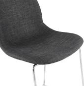 Tabouret de bar empilable design 'Verk' en tissu gris foncé avec 4 pieds en métal chromé et dossier haut