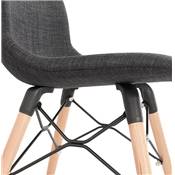 Chaise scandinave design 'Norsk Wood' en tissu gris avec 4 pieds bois naturel et métal noir