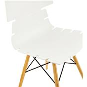 Chaise scandinave design 'Sjöbo' blanche avec 4 pieds en bois naturel et métal noir