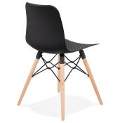 Chaise scandinave design 'Sländak Woody' noire avec 4 pieds en bois naturel et métal noir