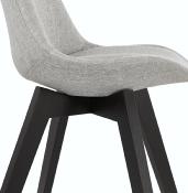 Chaise design  'Blackstad' en tissu gris clair avec 4 pieds en bois noir