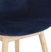 Chaise design à accoudoirs 'MAJESTY' en velours bleu et 4 pieds en bois naturel