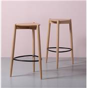 Tabouret de bar scandinave 'DRYCK' avec assise et pieds en frêne naturel repose pieds en métal noir