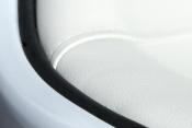 Fauteuil boule design rond 'Coque' pivotant blanc pied central en métal chromé