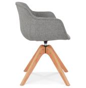 Chaise design de style scandinave à accoudoirs 'VOGAN' en tissu gris avec 4 pieds en bois naturel