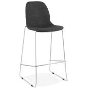 Tabouret de bar empilable design 'Verk' en tissu gris foncé avec 4 pieds en métal chromé et dossier haut