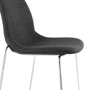 Tabouret de bar empilable design 'Verk' en tissu gris foncé avec 4 pieds en métal chromé et dossier haut