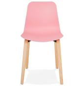 Chaise scandinave design 'Parkwood' rose avec 4 pieds en bois naturel