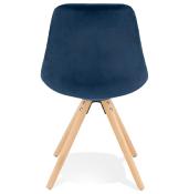 Chaise design 'Firenza' en velours bleue avec 4 pieds en bois naturel