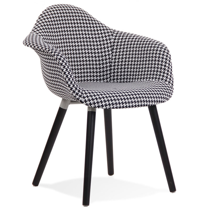 Chaise design scandinave à accoudoirs 'KOLOR' en tissu pied de poule blanc et noir 4 pieds en bois noir